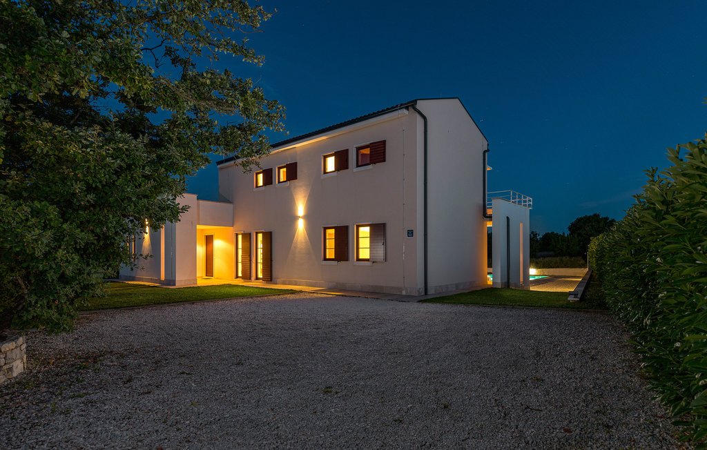 Villa Dora Istria Stokovci backyard parking entrance