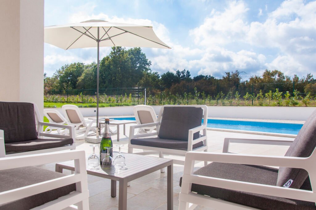 Villa Dora Istria Stokovci lounge chairs terrace parasol