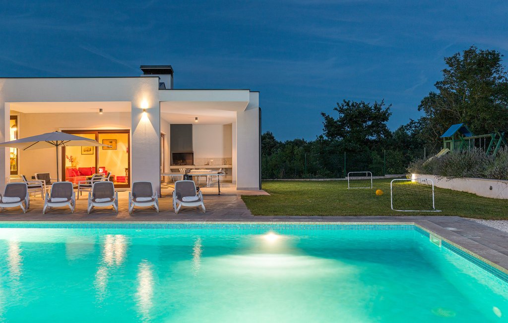 Villa Dora Istria Stokovci pool lounge chairs